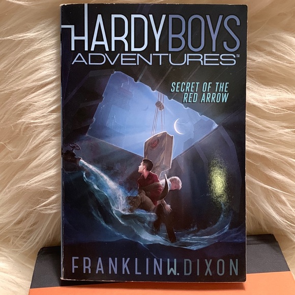 Hardy Boys Adventures book 1. Secret of the red arrow - Picture 2 of 4